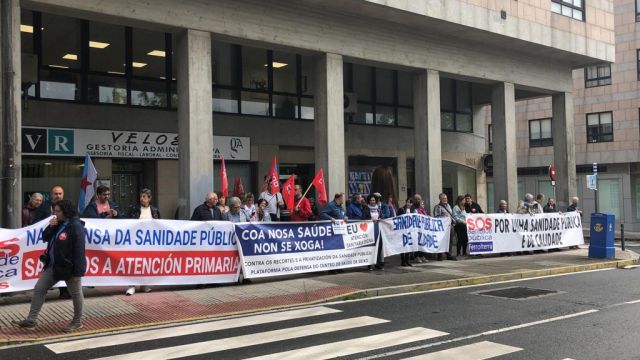 Concentración de la Plataforma SOS Sanidade Pública el 9 de mayo ante el parlamento gallego