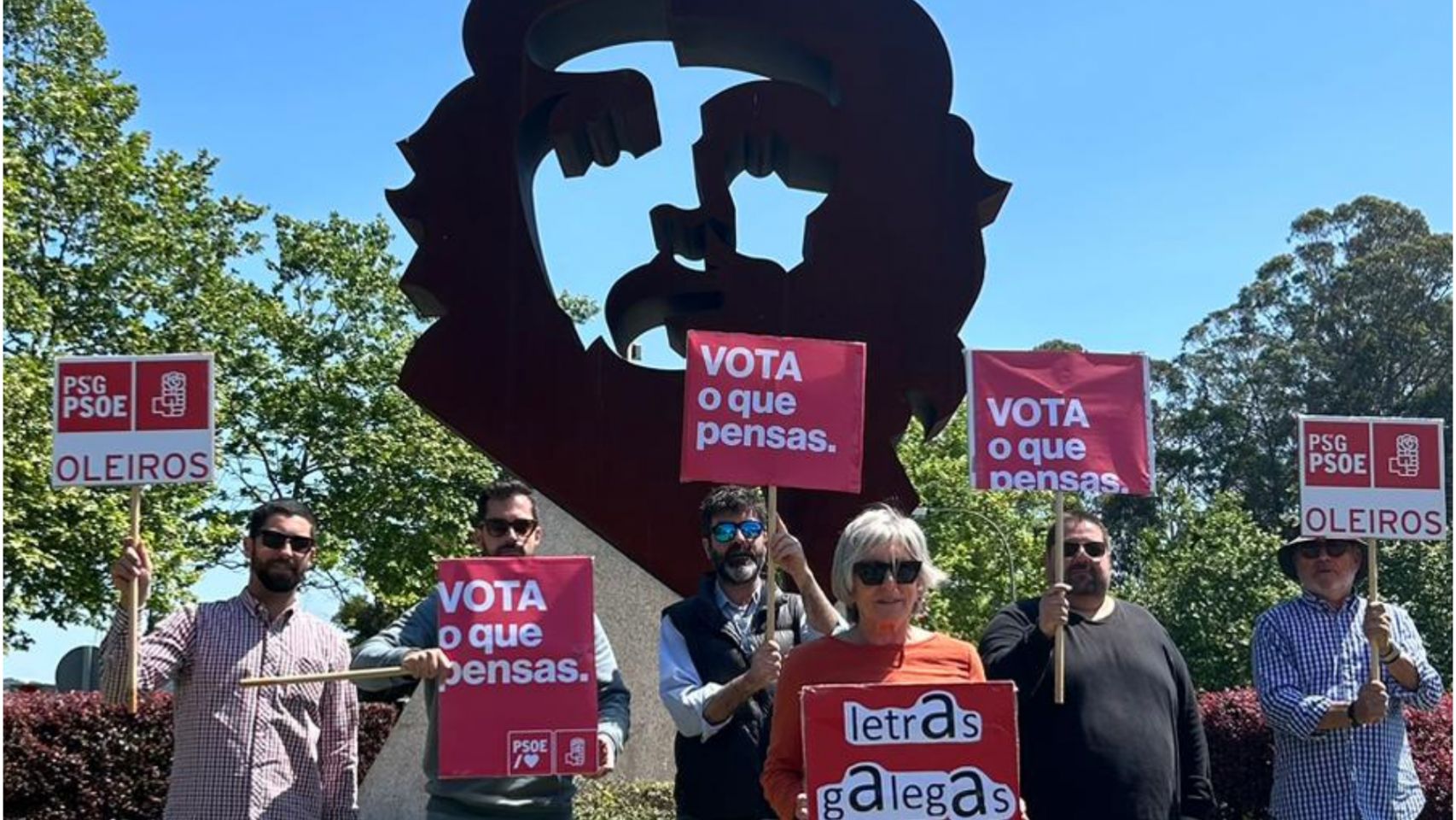 Protesta del PSdeG de Oleiros este miércoles en la rotonda del Che