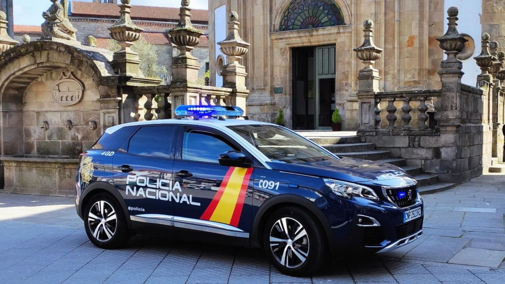 Un coche de la Policía Nacional en la Plaza de la Peregrina, en Pontevedra.