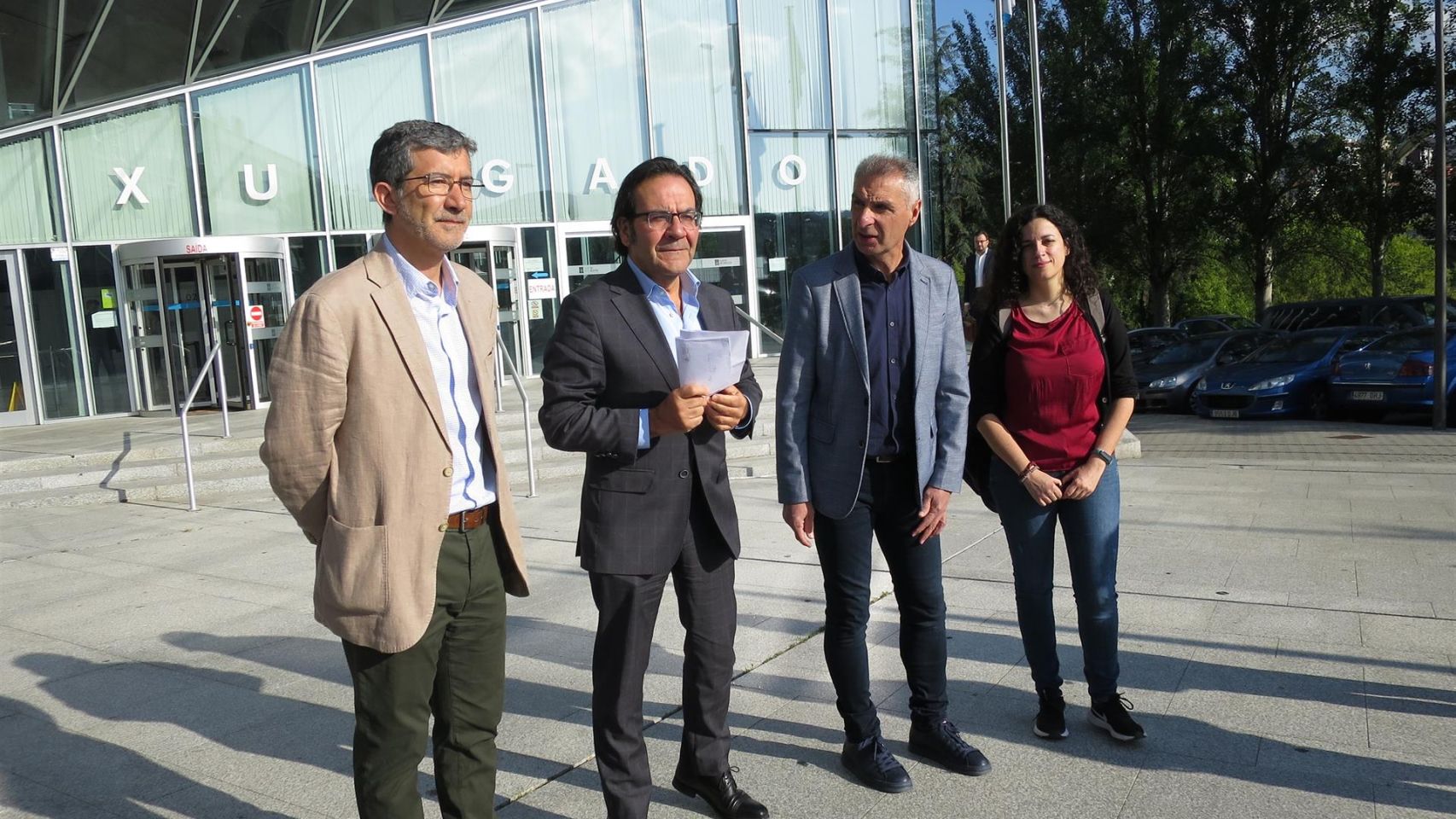 El candidato del BNG a la Alcaldía de Ourense, Luís Seara, acompañado por los diputados autonómicos Noa Presas e Iago Tabarés y el abogado Xoan Antón Pérez Lema a las puertas de los juzgados de Ourense.
