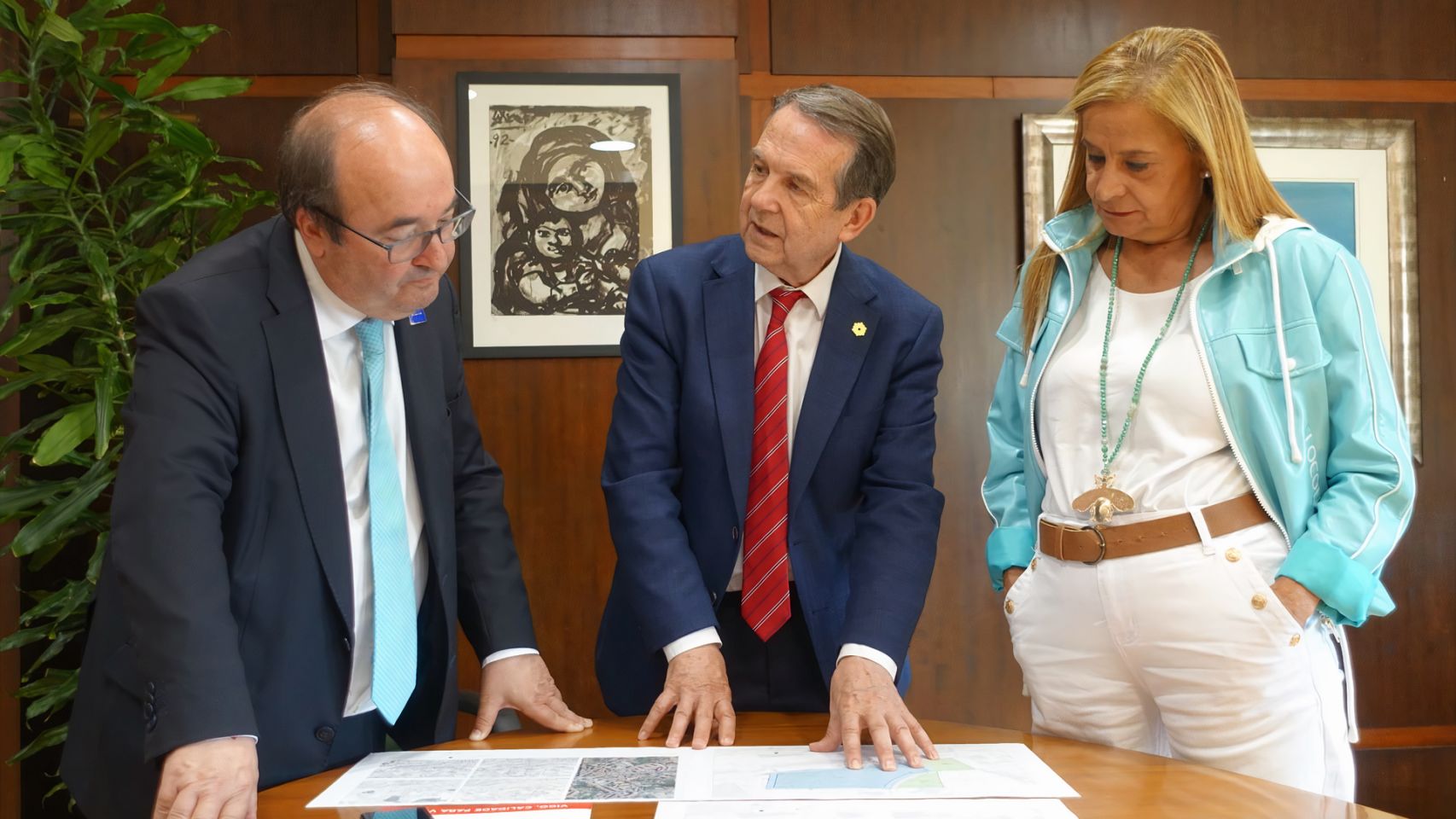 El ministro de Cultura, Miguel Iceta, junto a Abel Caballero y Carmela Silva, el 19 de mayo de 2023.