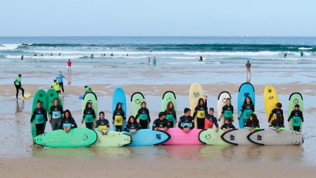 Alumnos y alumnas de Valdo Surf School