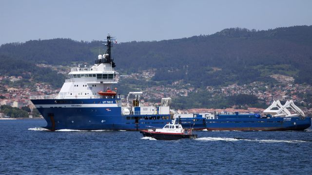 El buque de inspección del pecio del 'Villa de Pitanxo', el ‘Artabro’, a su salida del Puerto de Vigo. 