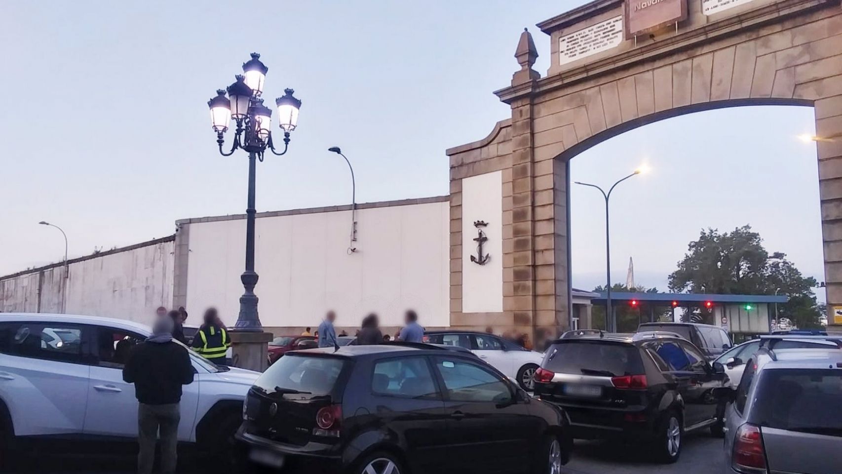 Trabajadores de Navantia a las puertas del astillero de Ferrol.