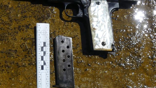 Pistola recuperada en el puerto de Ribeira
