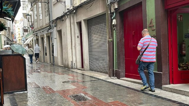 La lluvia sorprende a algunos ciudadanos en A Coruña.