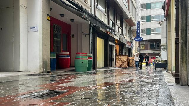 La lluvia empapa la calle Galera de A Coruña.