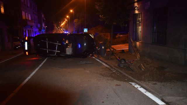 Así quedó el vehículo accidentado en la calle Tomás Alonso.