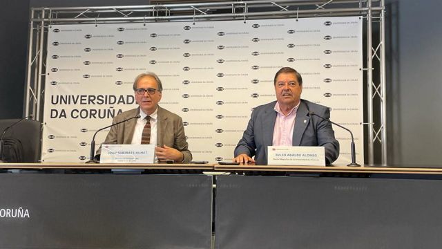El rector de la Universidade da Coruña, Julio Abalde, y el ministro de Universidades, Joan Subirats.