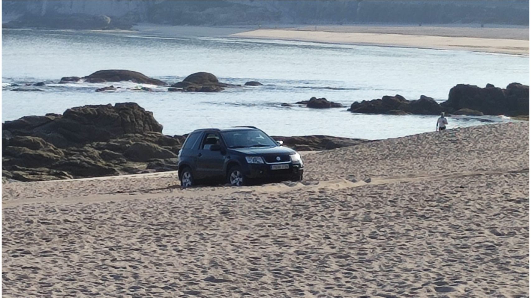 Imagen del vehículo en la playa de Riazor