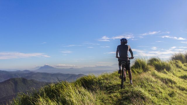 Ciclista en una montaña de Galicia. 