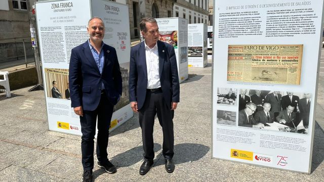 David Regades y Abel Caballero visitan la exposición en el Paseo de Príncipe. 