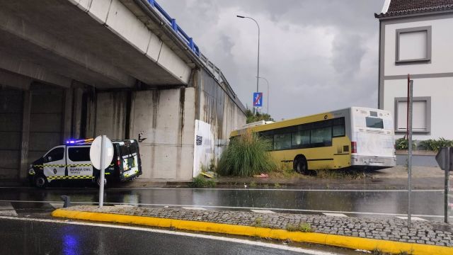 Salida de vía de un autobús urbano en Santiago en la que resultó herido el conductor.
