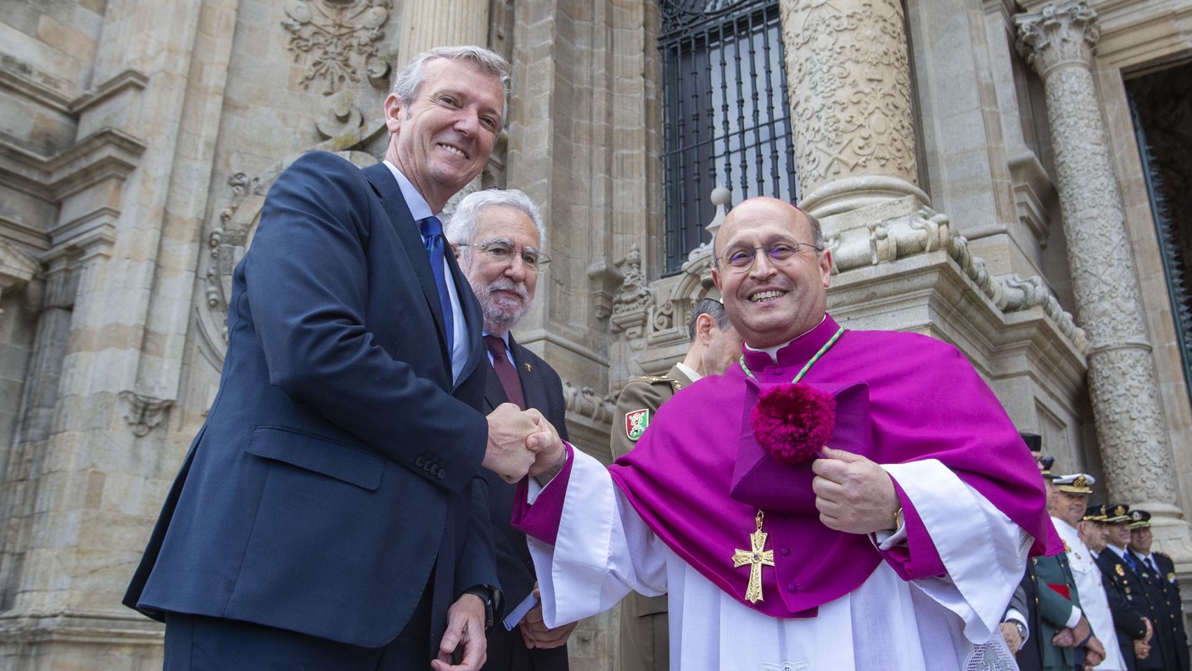 El presidente de la Xunta, Alfonso Rueda, con el nuevo Arzobispo de Santiago, Francisco José Prieto.