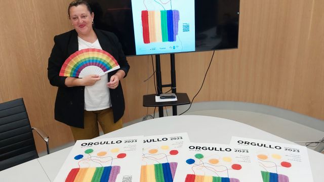 La conselleira de Igualdad, Yoya Blanco, presentando el programa del Orgullo 2023