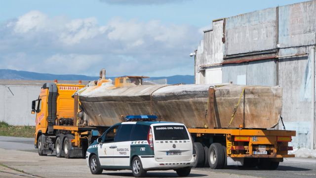 El narcosubmarino hallado en la ría de Arousa, a su llegada a un muelle del puerto de Vilagarcía (Pontevedra), en un transporte especial escoltado por la Guardia Civil