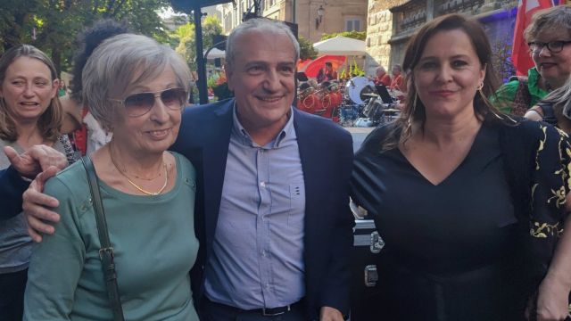 El nuevo alcalde de Ginebra, Alfonso Gómez, con la eurodiputada Ana Miranda (BNG).
