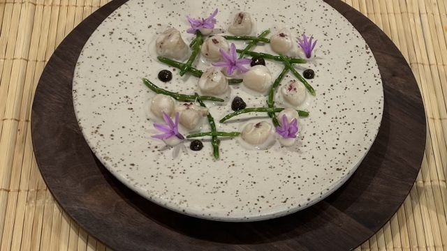 Zamburiñas con salicornia, semillas y emulsión de mejillón cocinadas por Olleros