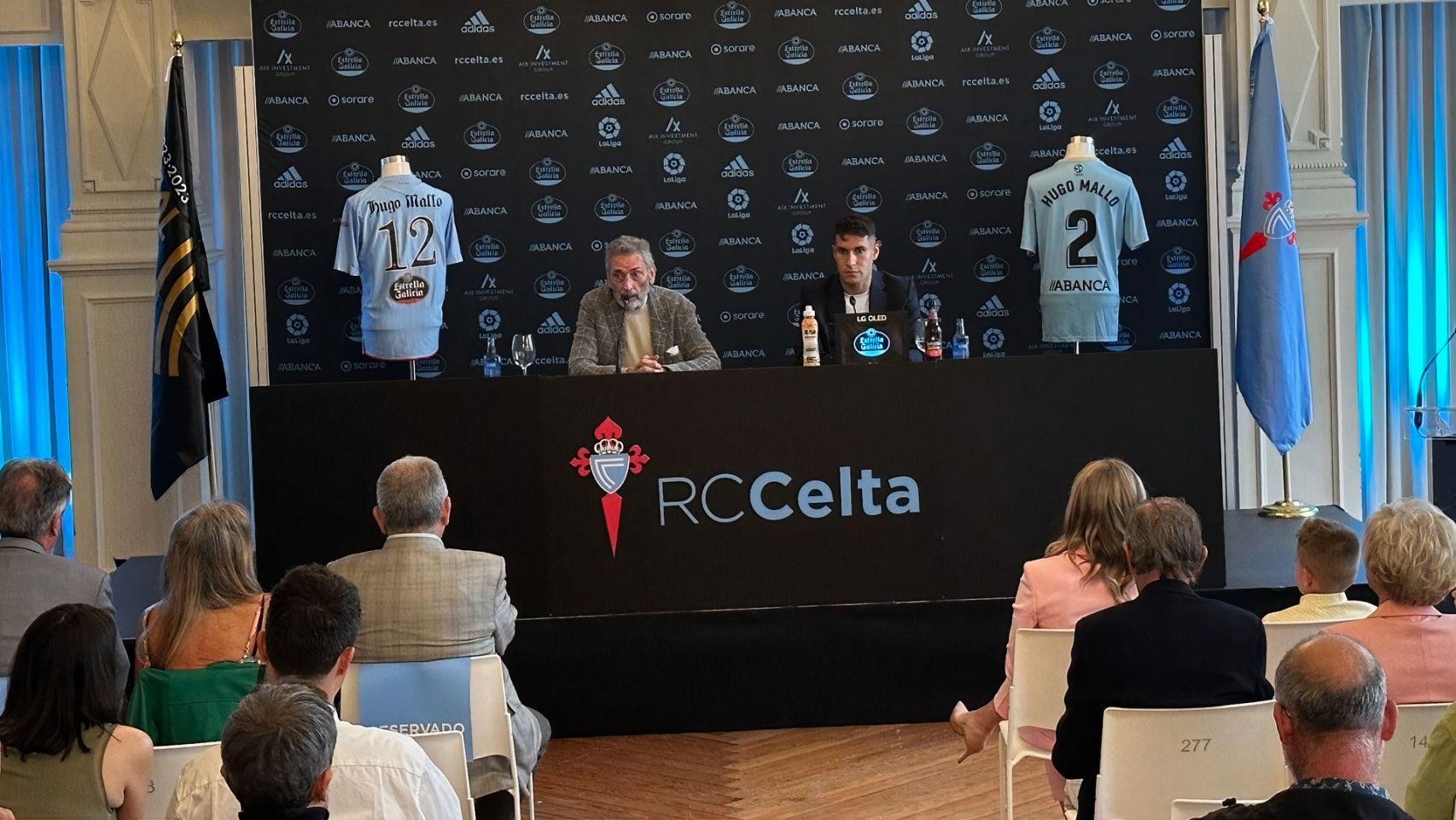 Carlos Mouriño y Hugo Mallo en la rueda de prensa de despedida del jugador. 
