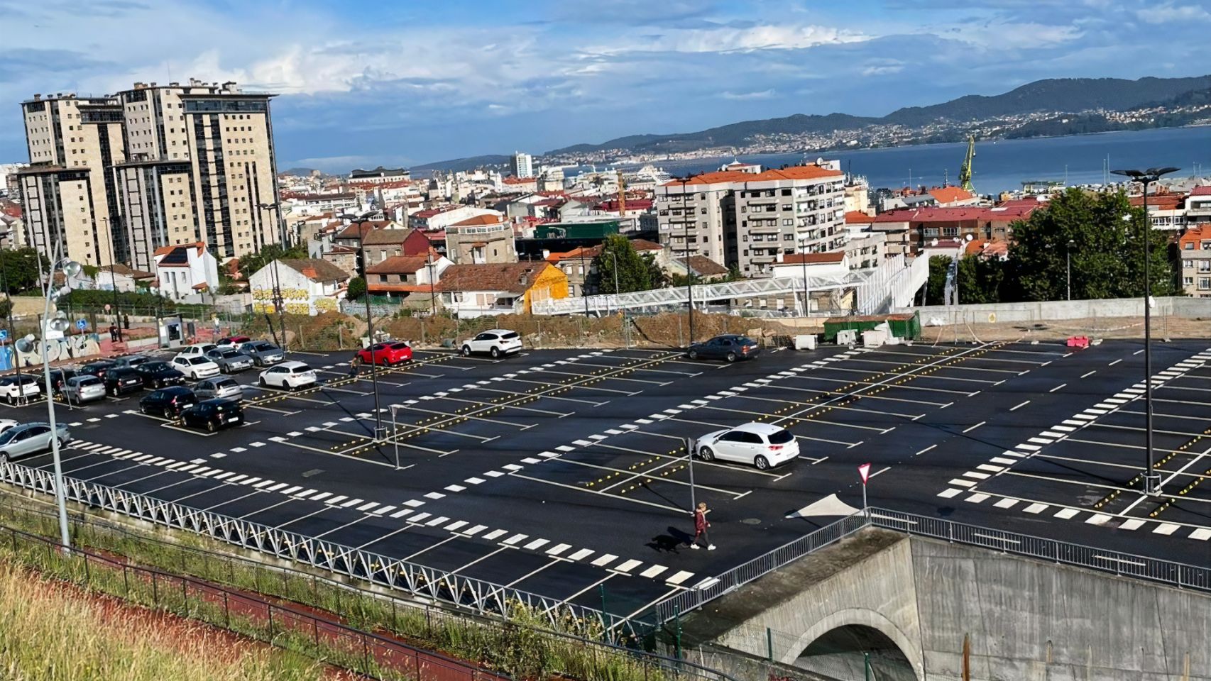 Parking exterior del centro comercial Vialia, en Vigo.
