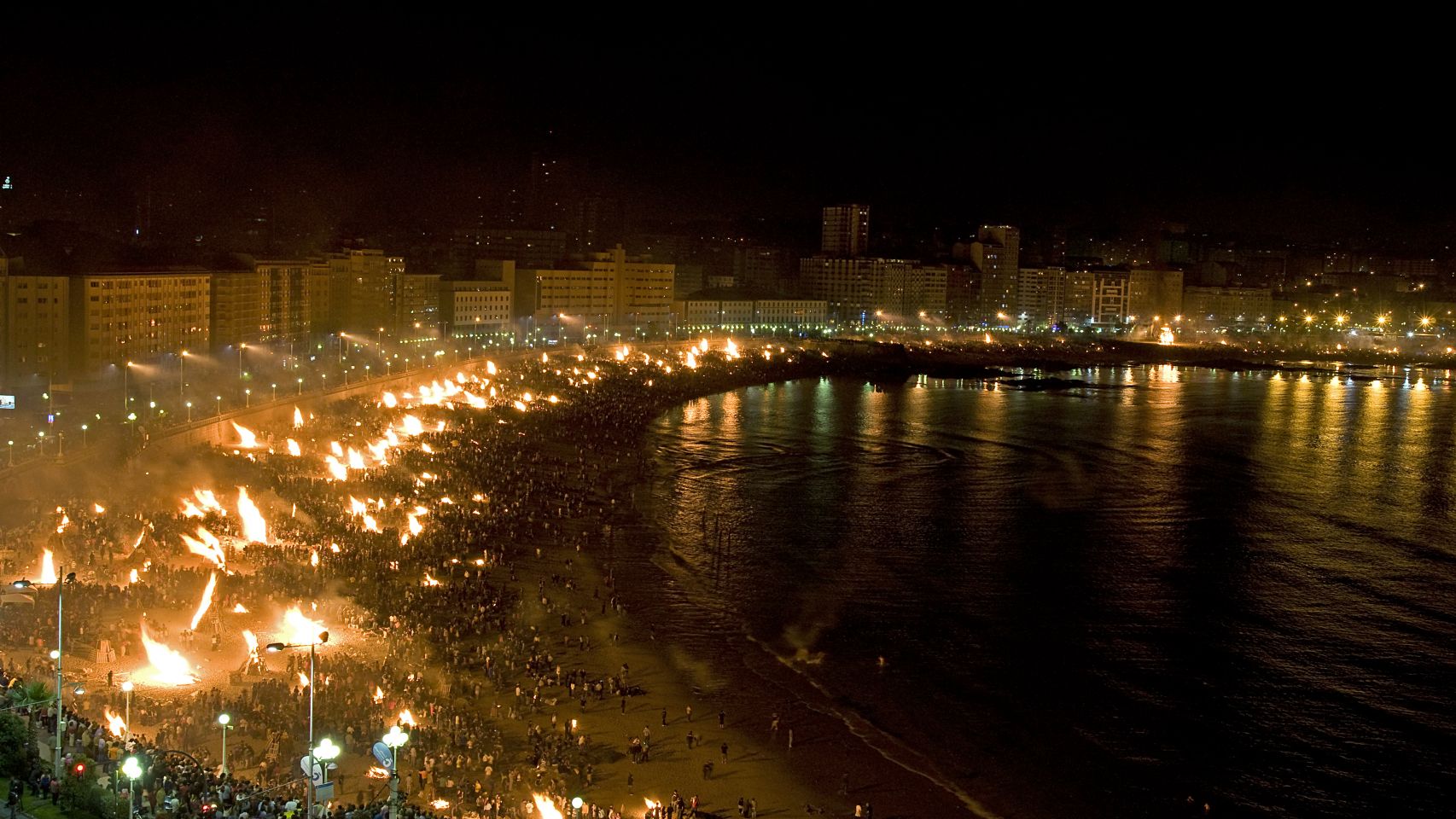 De  nuevo  el  asqueroso    San  Juan Hogueras-san-juan-1706x960