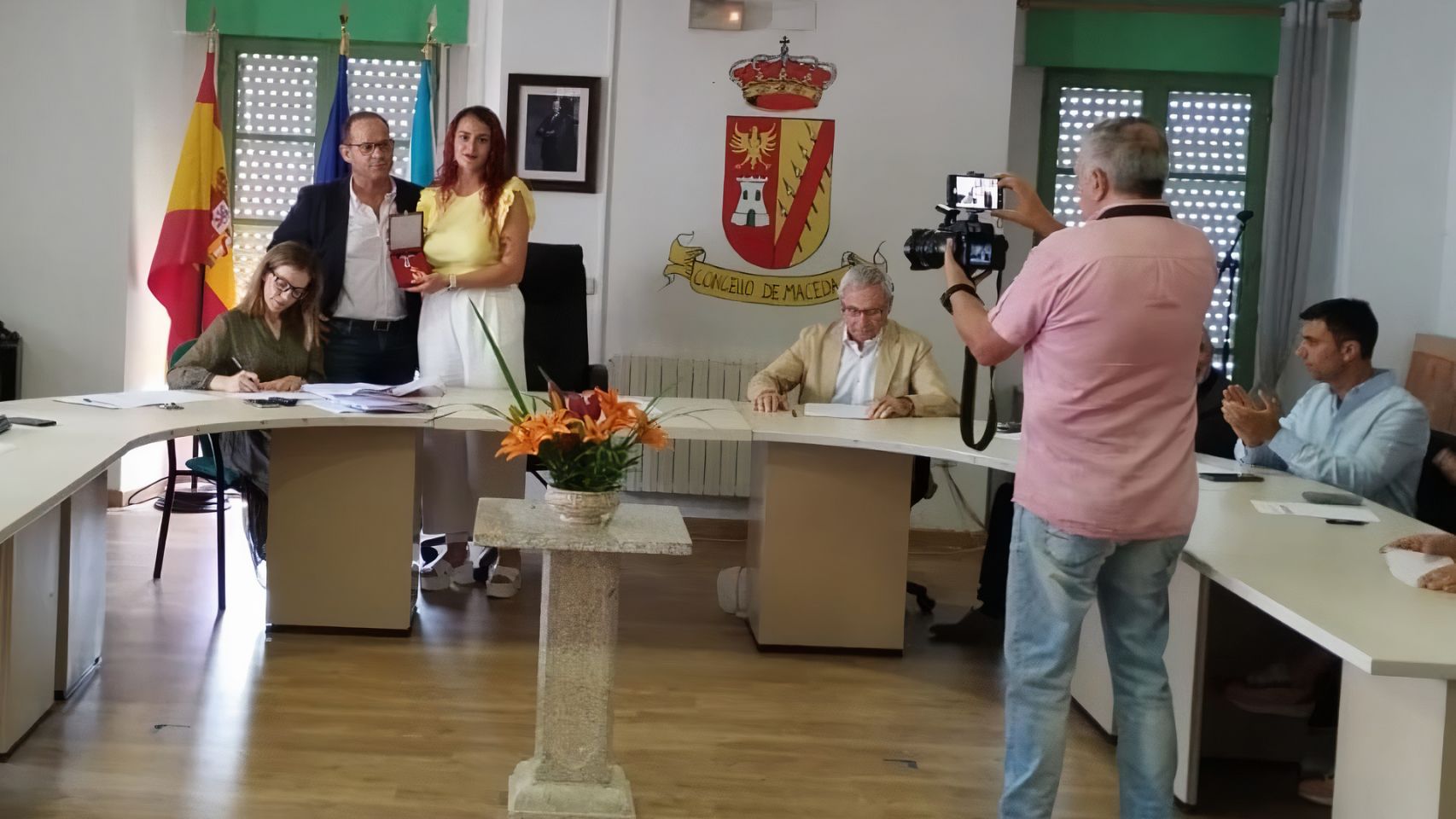 Uxía Oviedo recibe el relevo de Rubén Quintas, hasta ahora regidor por el PP. 
