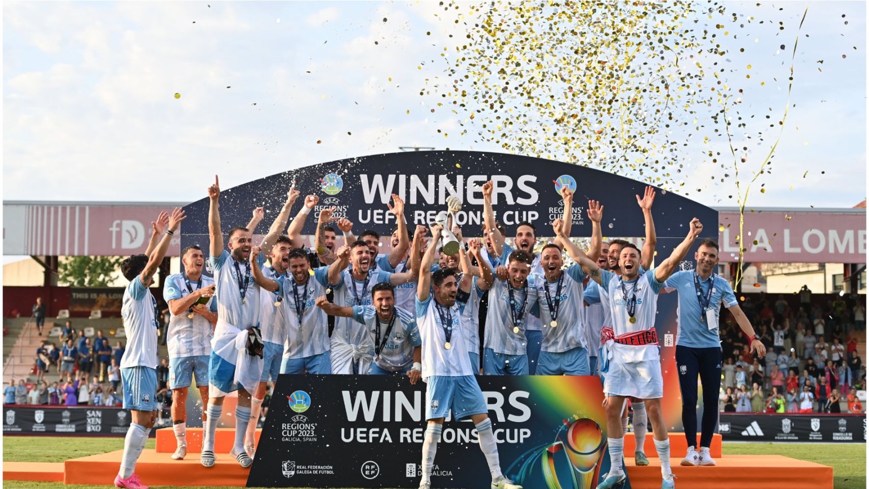 El equipo gallego celebra el título de la Copa de las Regiones