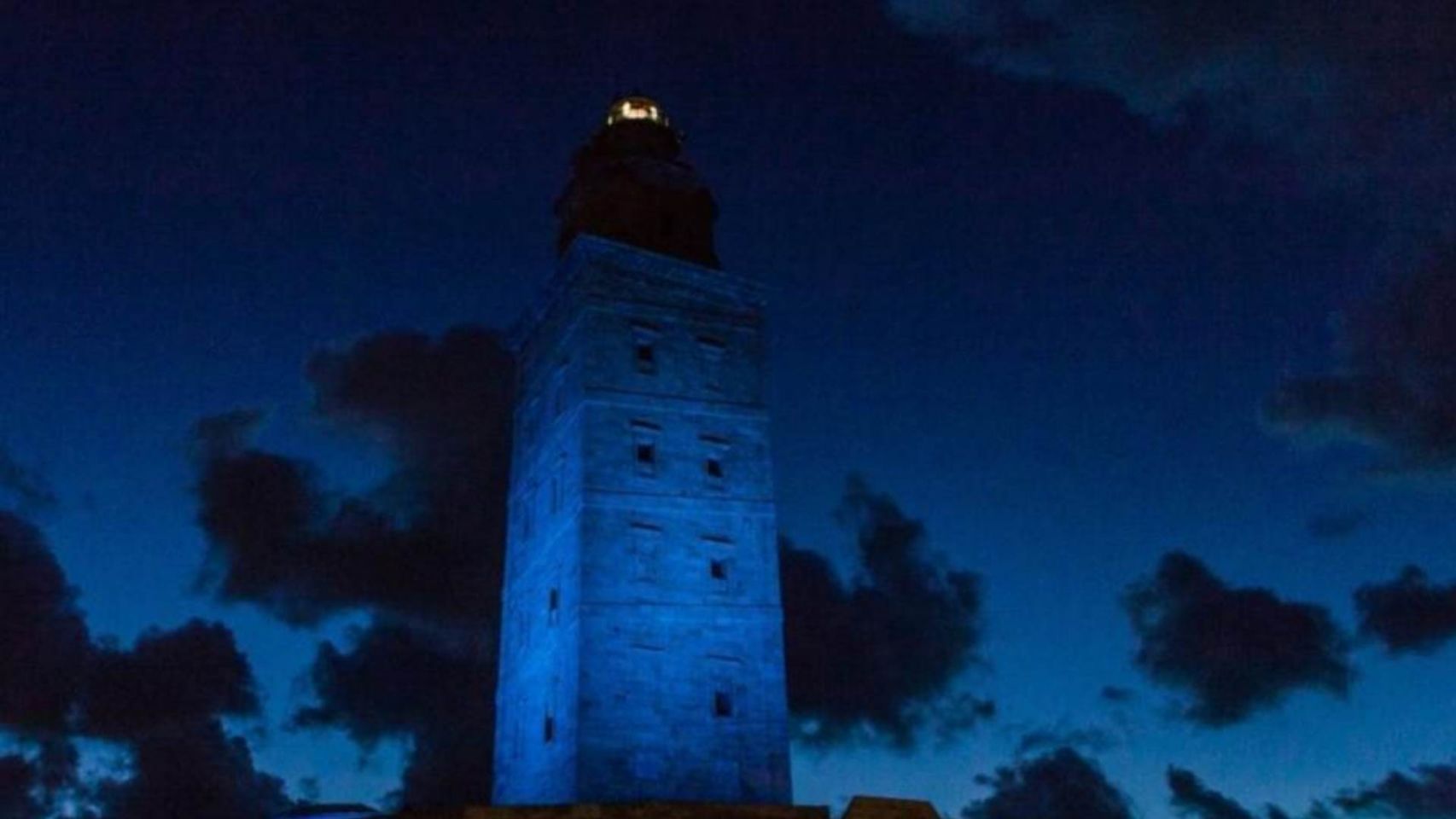 La Torre de Hércules iluminada de azul