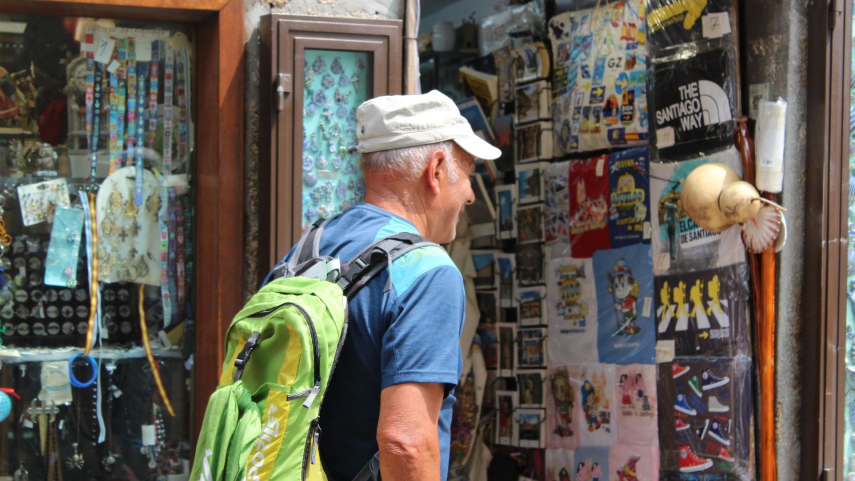 Un turista paseando frente a una de las tiendas de recuerdos de Santiago
