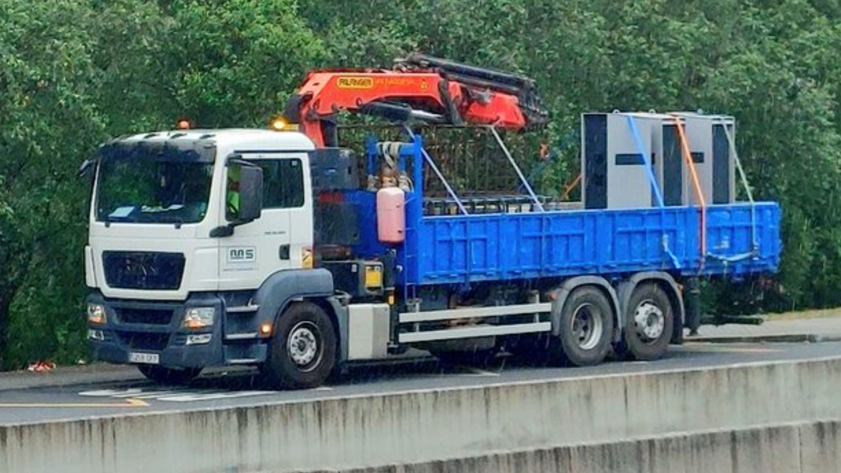 El camión con dos de los radares que serán colocados en A Coruña.