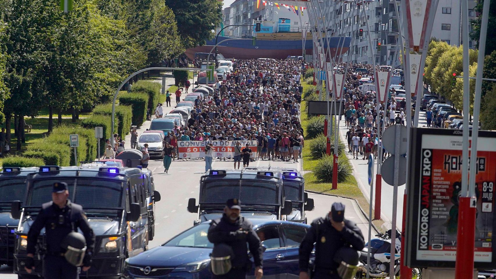 Policía durante una manifestación de la sexta jornada de la huelga del metal en Vigo.