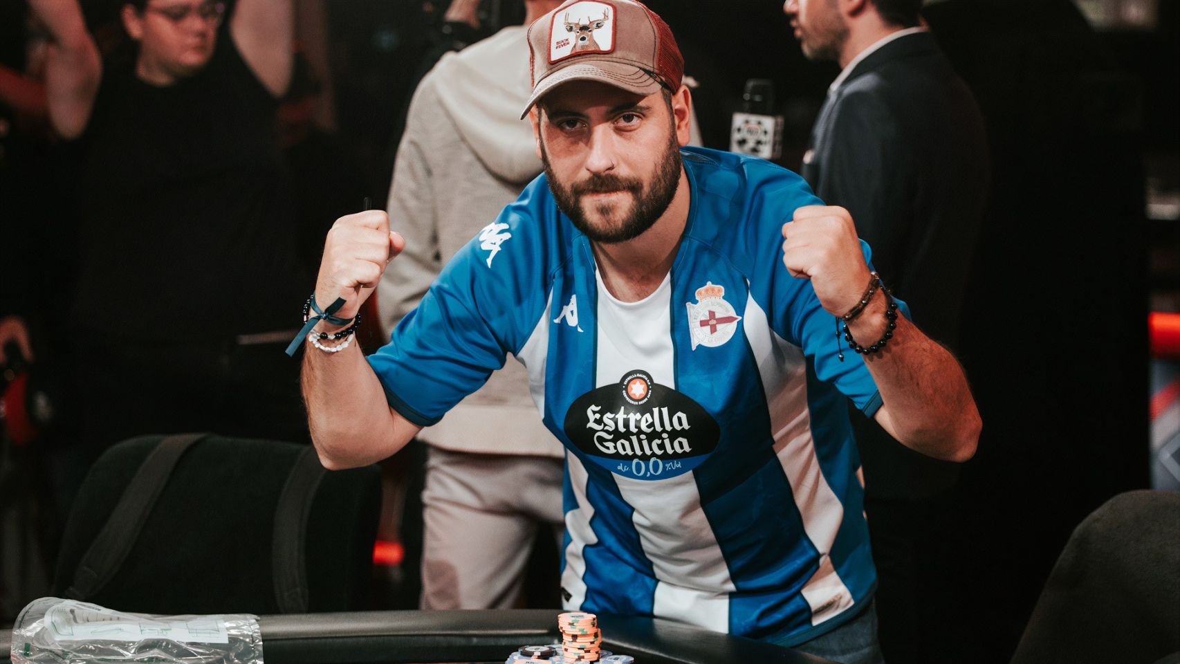 Un coruñés vestido del Dépor puede ganar 12 millones en el mayor torneo de póker del mundo