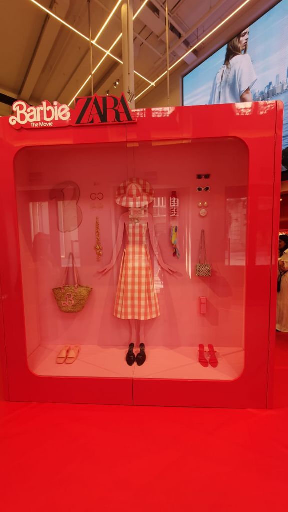 Zara desata la locura en A Coruña con un photocall de Barbie