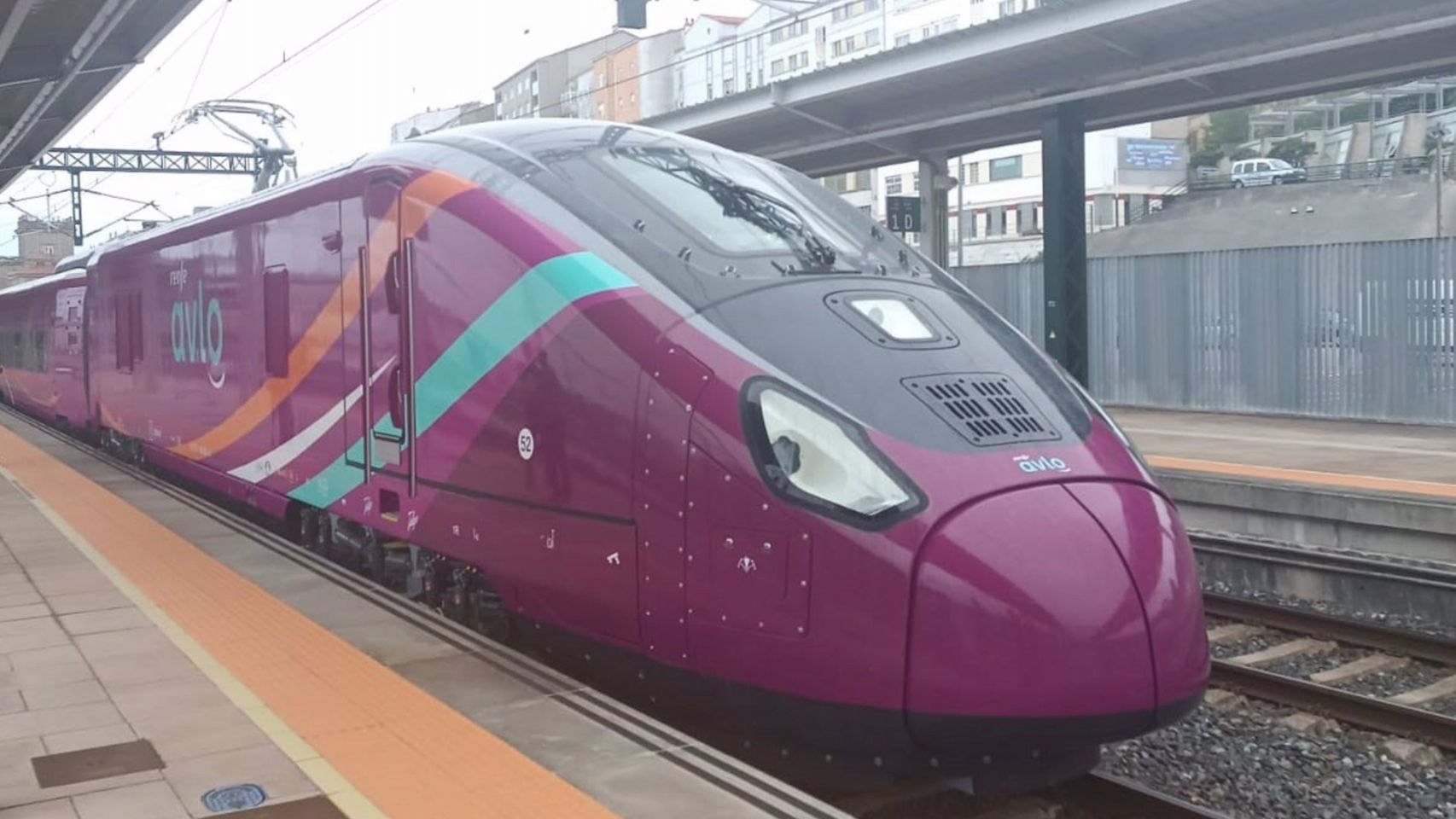 Un tren Avlo hace pruebas en la red ferroviaria gallega.