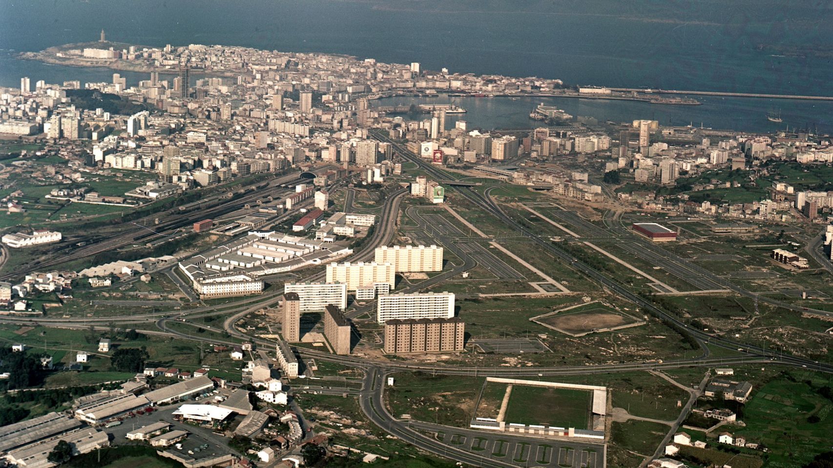 Foto de A Coruña en 1974, con el barrio de Elviña todavía por construir (Arquivo Dixital de Galicia)