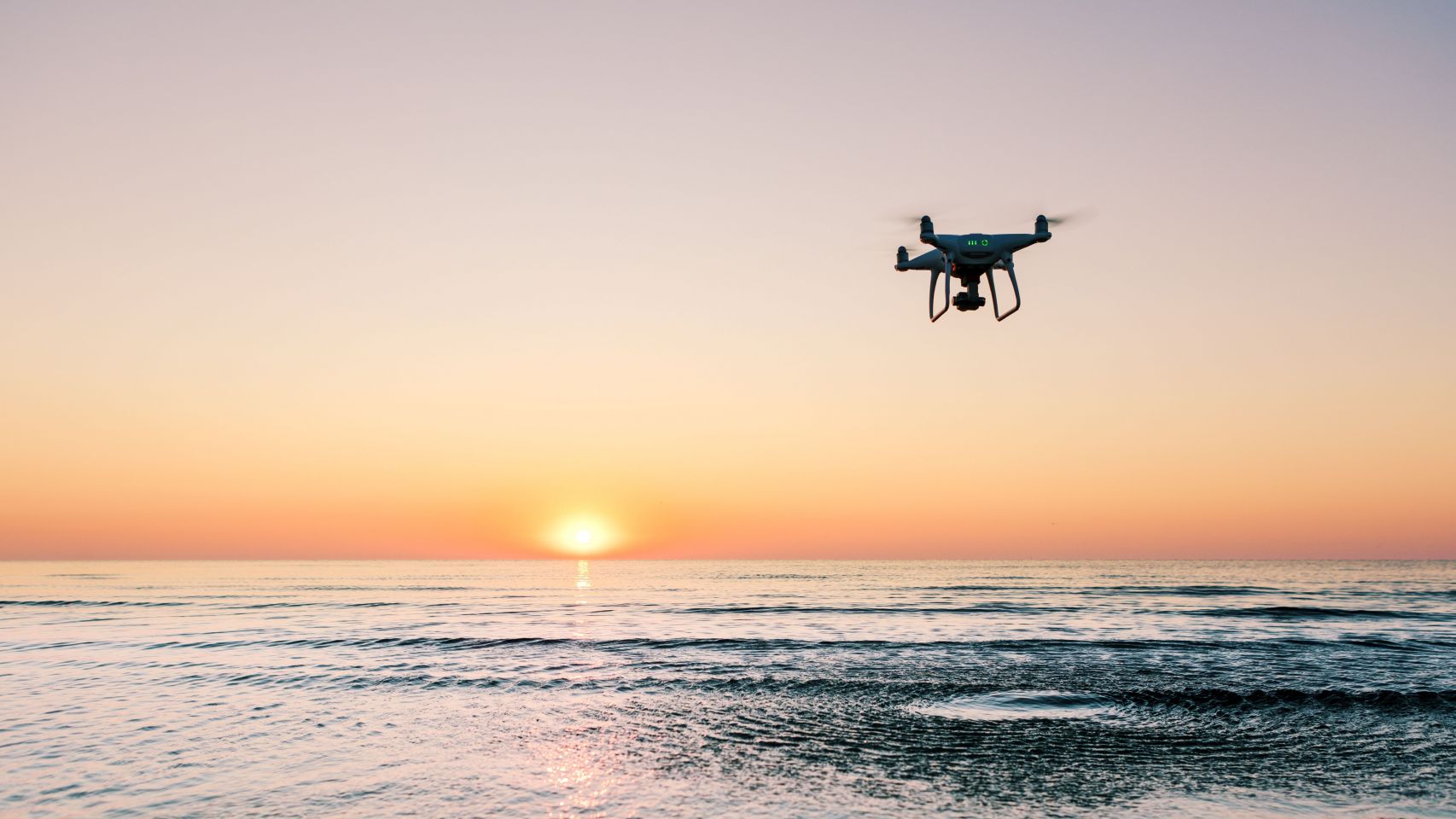 Imagen de archivo de un dron sobrevolando una playa.
