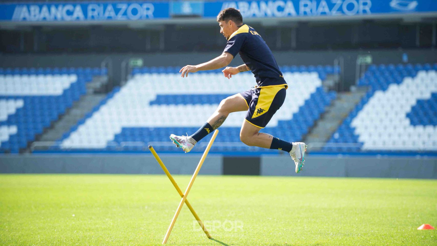 Ximo Navarro durante el entrenamiento que el Deportivo realizó en Riazor