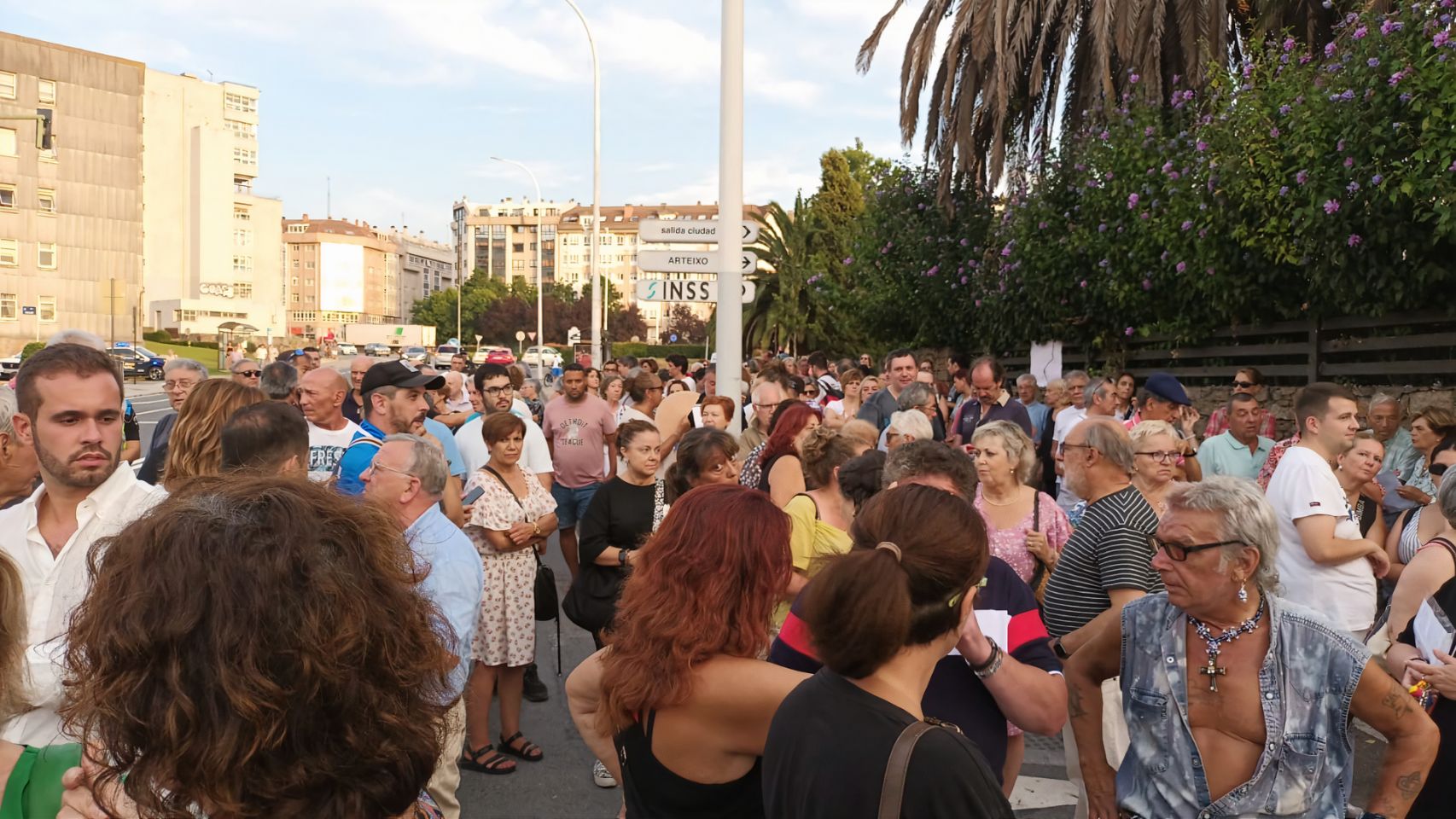 Concentración de asociaciones vecinales de A Coruña, piden más presencia policial en las calles