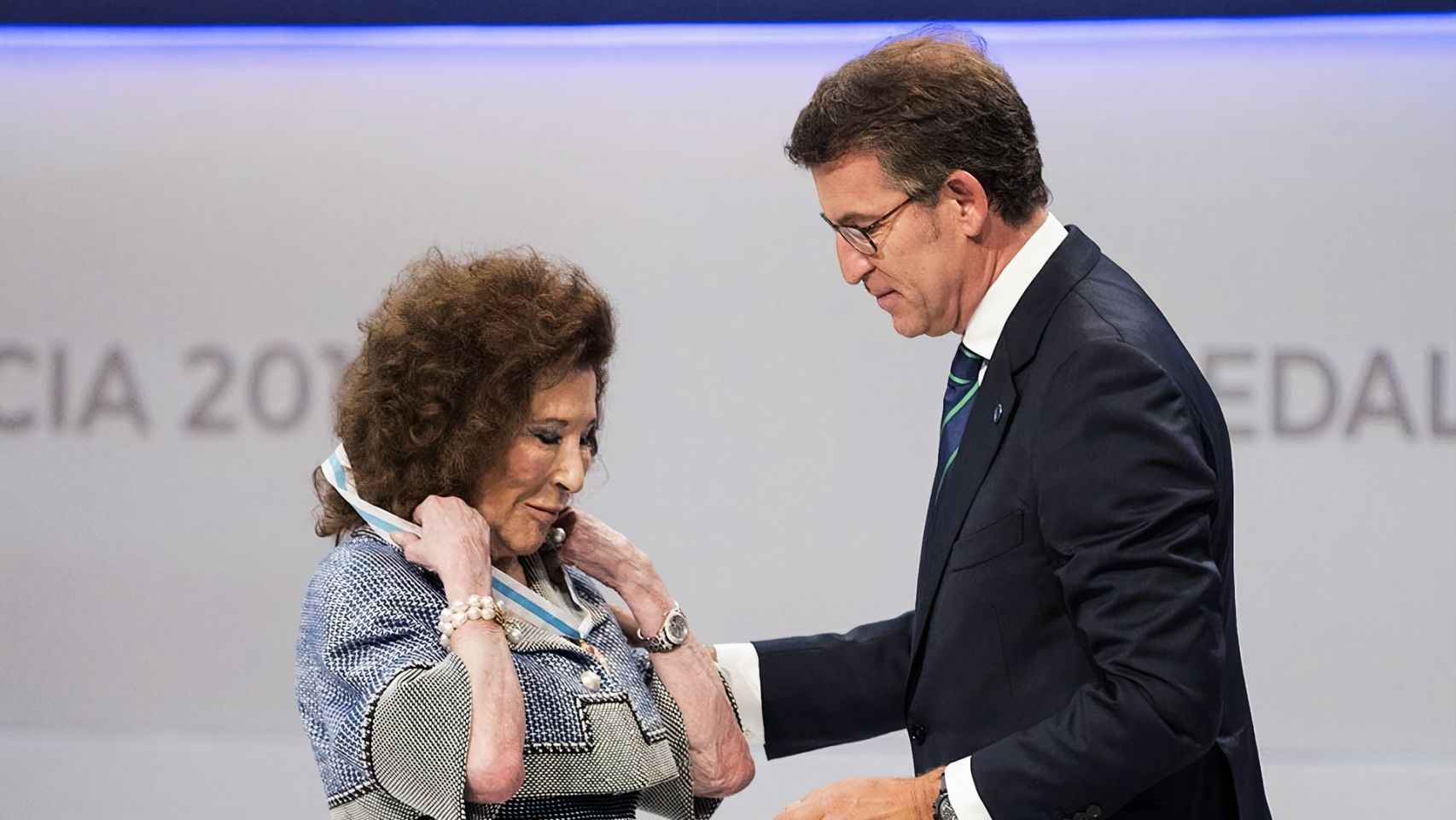 Isabel Castelo D'Ortega recibe de Feijóo la Medalla de Galicia 2017