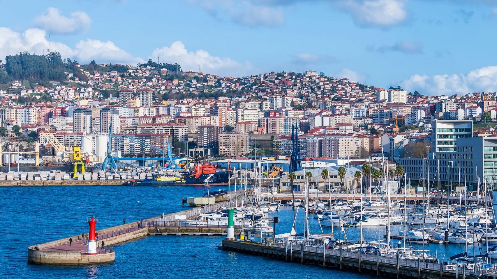 Vista general de Vigo desde la zona del puerto. 