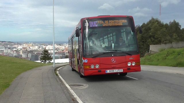 Un autobús municipal de la línea UDC en A Coruña