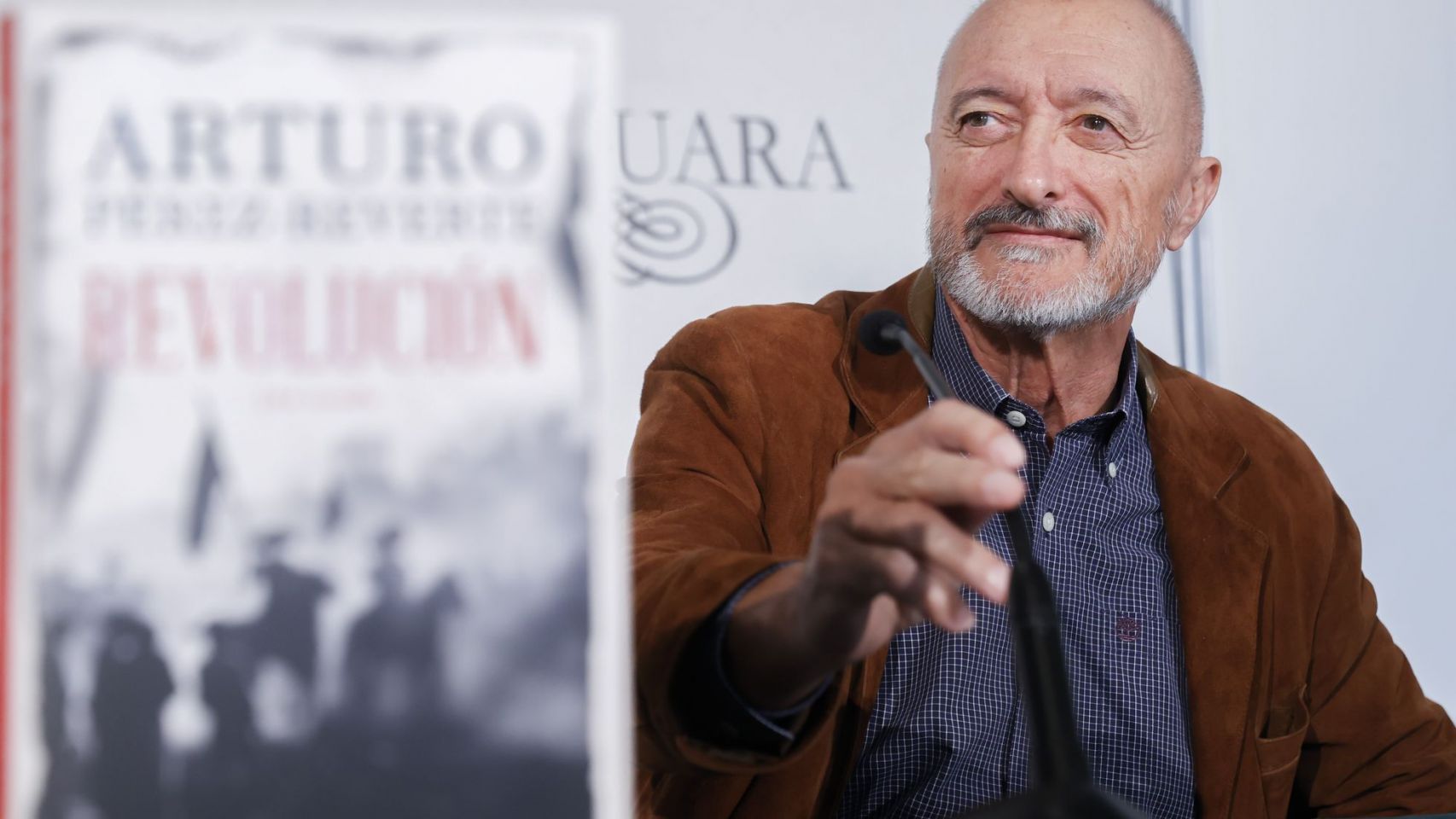 Arturo Pérez-Reverte visitará A Coruña este septiembre para promocionar ...