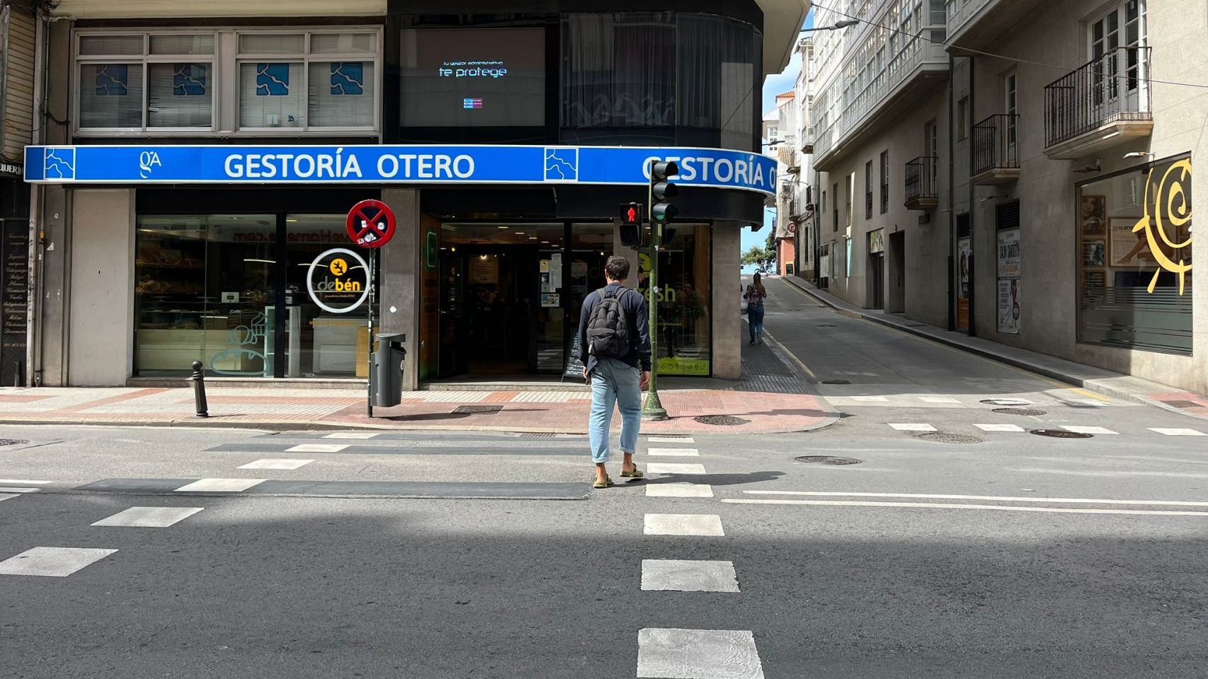 Un cruce regulado por semáforos en la calle San Andrés de A Coruña.