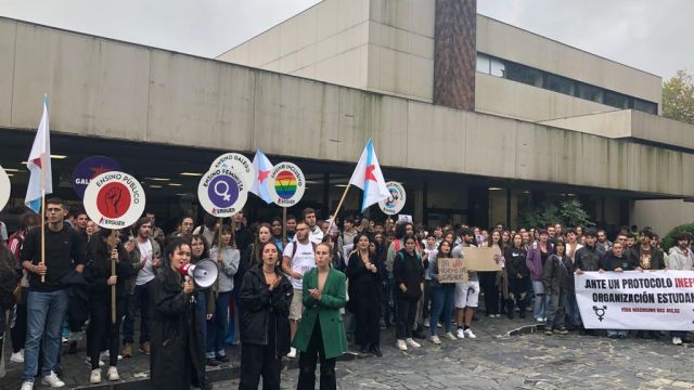 Protesta contra la vuelta a la enseñanza del profesor Luciano Méndez