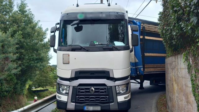 El camionero lituano queda atrapado en Ferrol.