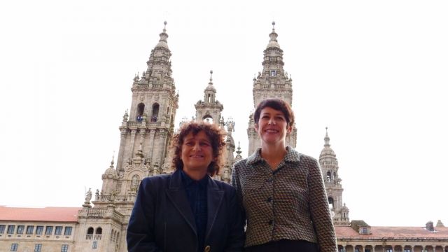  La alcaldesa de Santiago, Goretti Sanmartín, y la portavoz nacional del BNG, Ana Pontón, en la visita de la líder nacionalista al Ayuntamiento compostelano.