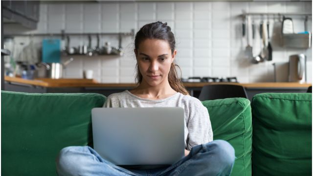 Una joven realiza una búsqueda en su ordenador