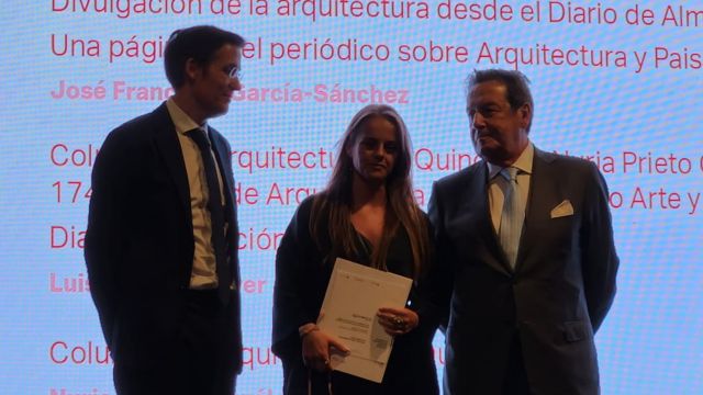Nuria Prieto recibe el premio de la Bienal de Arquitectura.