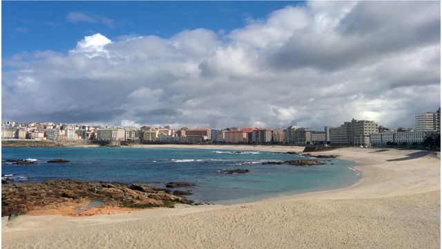 Vista de A Coruña desde la playa de Riazor