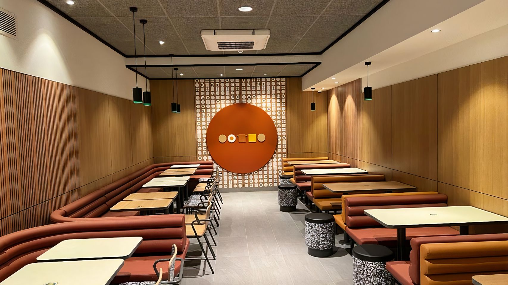 Interior del nuevo McDonald's de los Cantones 